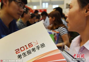 杭州高校招生咨询会火爆 数万家长考生挤爆现场，信息咨询成焦点